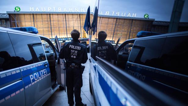 Polizisten vor dem Hauptbahnhof neben dem Dom