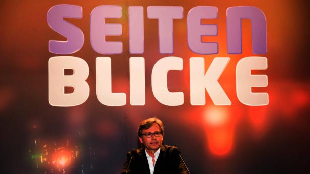 Ein Mann mit Brille steht vor dem Schriftzug „Seitenblicke“.