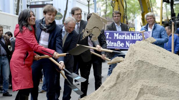 Wiens Vizebürgermeisterin Maria Vassilakou (l.) im Rahmen des offiziellen Spatenstiches zum Umbau der Mariahilfer Straße.