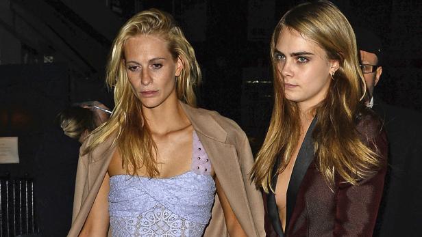 Poppy Delevingne und Cara Delevingne besuchen eine Veranstaltung.