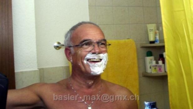 Ein Mann mit Brille und Rasierschaum im Gesicht lächelt.
