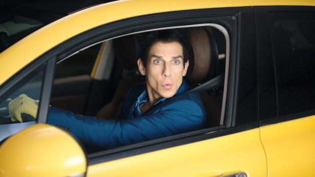 Ben Stiller schaut überrascht aus einem gelben Auto.