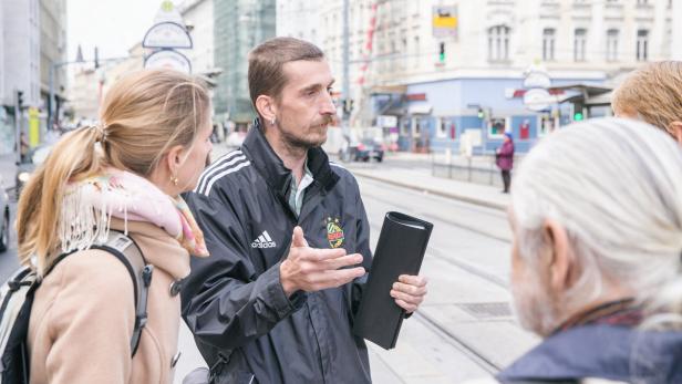 Herbert begrüßt die Teilnehmer der Shades Tour durch Wien.