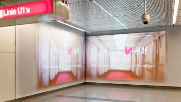 In einer U-Bahn-Station wirbt eine große Anzeige für Lanvin x H&M.