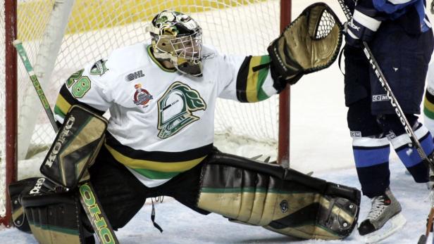 Rimouski Oceanic forward Sidney Crosby (R) has his shot stopped by London Knights goalie Adam Dennis during the first period of their 2005 Memorial Cup championship game in London, Ontario, May 29, 2005. REUTERS/Mike Cassese