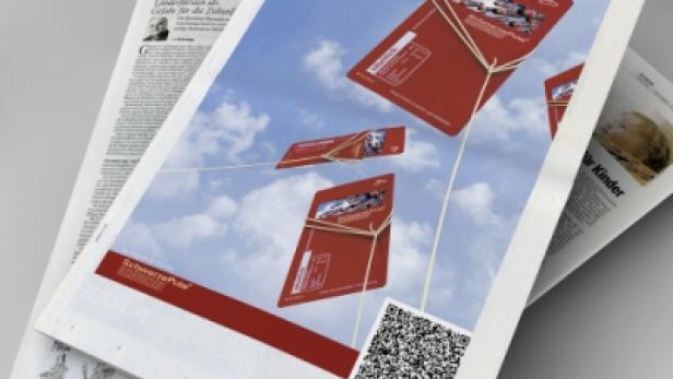 Eine Zeitungsanzeige für „SchwarzwaldPanoroma“ mit roten Karten, die an Schnüren im Himmel schweben.