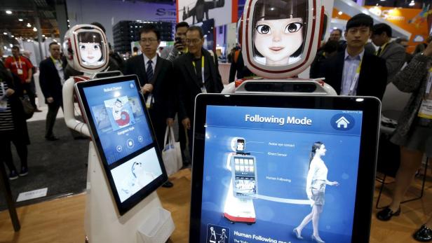 Roboter informieren auf der 2016 CES in Las Vegas Besucher.
