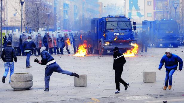 Aus dem Ruder gelaufene Proteste der Opposition in Pristina: Molotowcocktails gegen Polizeiautos.