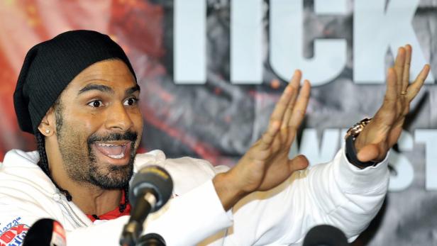 David Haye gestikuliert während einer Pressekonferenz vor Mikrofonen.