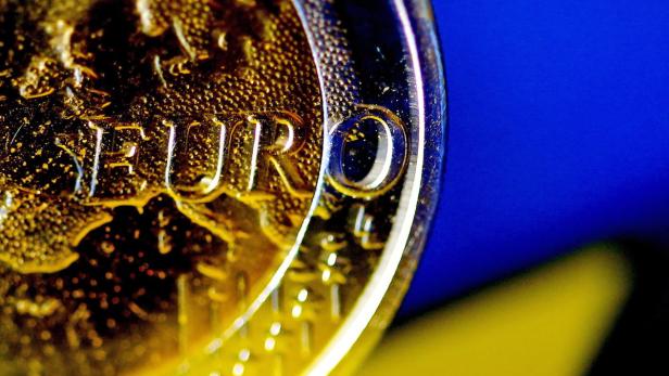 Detailaufnahme einer Euro-Münze mit blauem Hintergrund.