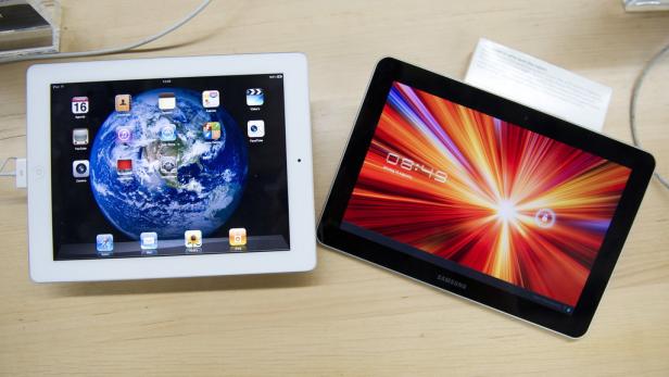 epa02905621 (FILE) A file picture dated 16 August 2011 shows a Samsung Galaxy Tab 10.1 (R) and an Apple Ipad2 (L) at a store in The Hague, The Netherlands. Apple won over Samsung during the injunction trial at the state court in Duesseldorf on 09 Septembe