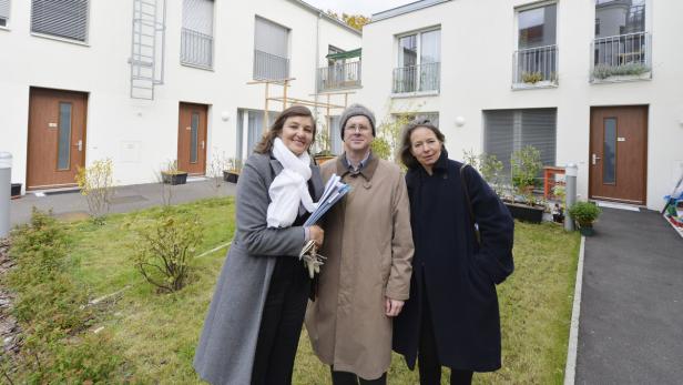 Architektinnen Maria Langthaller und Johanna Rainer mit Berthold Lehner vom Wohnfonds Wien