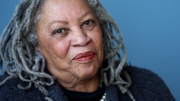 Ein Porträt der Schriftstellerin Toni Morrison vor einem blauen Hintergrund.