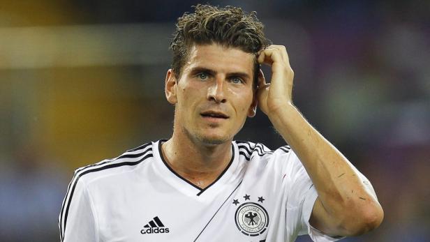 Ein Fußballspieler der deutschen Nationalmannschaft kratzt sich am Kopf.