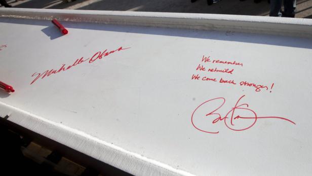 Die Unterschriften von Michelle Obama und Barack Obama auf einer weißen Oberfläche.