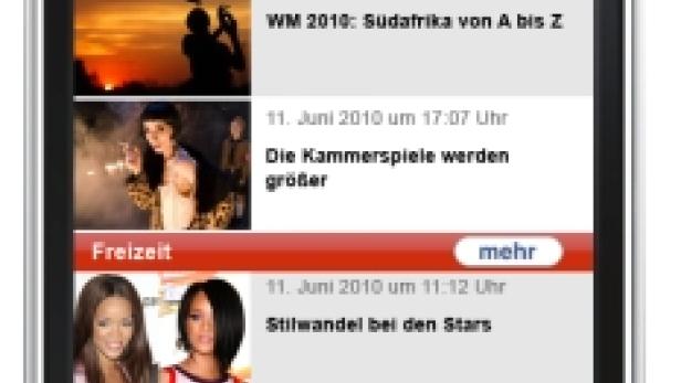 Ein iPhone-Display zeigt die Nachrichten-App von Kurier.at.