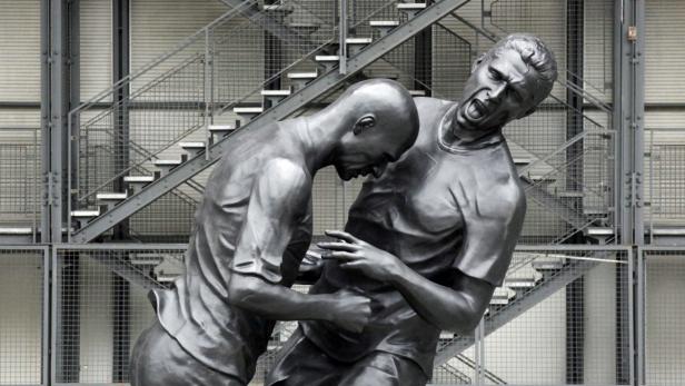 Eine Statue, die eine Auseinandersetzung zwischen zwei Männern darstellt.