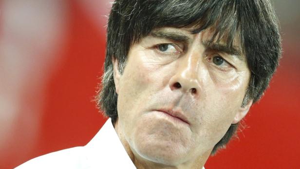 Joachim Löw, der ehemalige Trainer der deutschen Fußballnationalmannschaft, blickt nachdenklich.