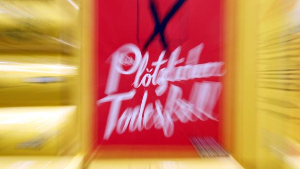 Ein rotes Schild mit der Aufschrift „Plötzliche Todesfälle“ in weißer Schrift.