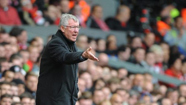 Sir Alex Ferguson gestikuliert an der Seitenlinie während eines Fußballspiels.
