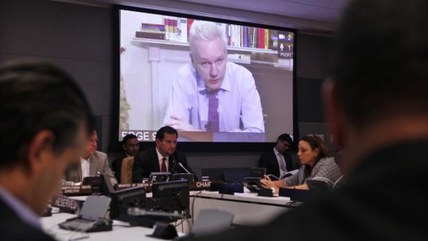 Julian Assange wird per Videoübertragung während einer Konferenz gezeigt.