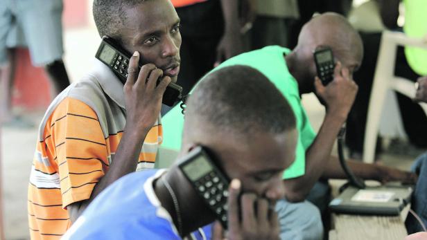 Satellitentelefone sind in Katastrophengebieten begehrt. Im Bild: Haitianer mit Geräten von &quot;Telekommunikation ohne Grenzen&quot;.