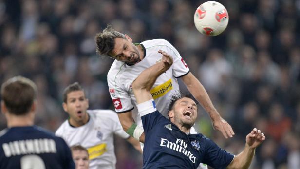 Zwei Fußballspieler kämpfen bei einem Spiel um den Ball.