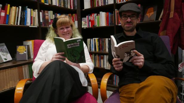 Wohnzimmeratmosphäre: Steffi und Pablo in ihrer Buchhandlung im 15. Bezirk