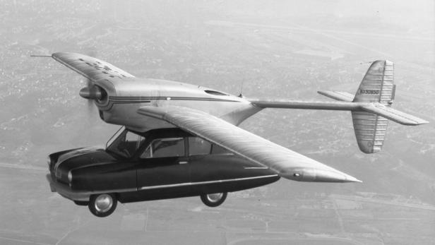 Ein fliegendes Auto, ein sogenanntes „Aerocar“, im Flug.