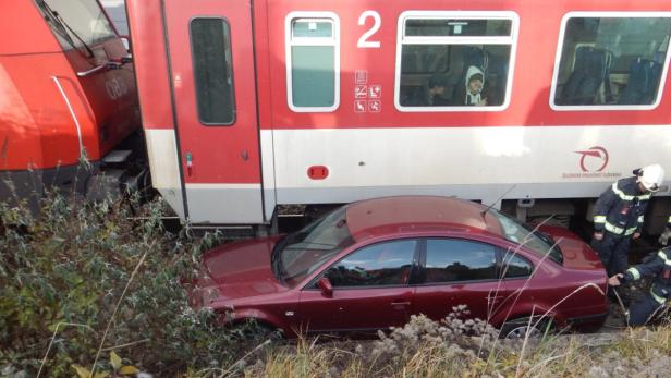 Ein Pkw ist am 28. November 2016 in Wien-Simmering auf eine Bahnstrecke gestürzt.