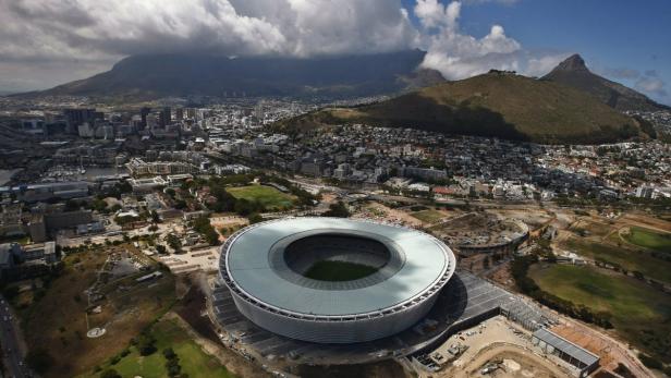 Luftaufnahme des Cape Town Stadium mit dem Tafelberg im Hintergrund.