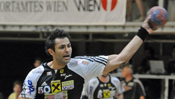 Ein Handballspieler wirft einen Ball während eines Spiels.