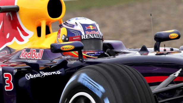 Ein Formel-1-Rennwagen von Red Bull mit der Startnummer 3 auf der Rennstrecke.