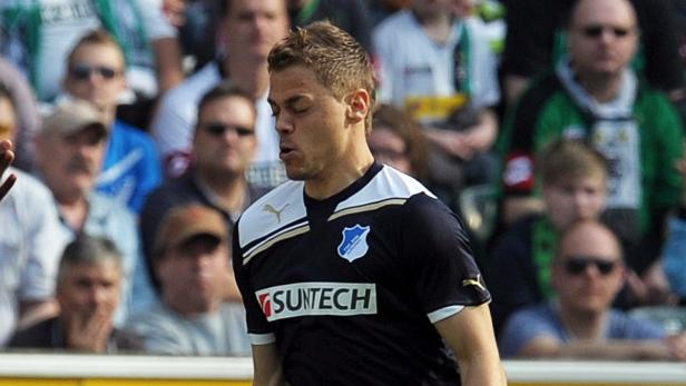Ein Fußballspieler der TSG Hoffenheim während eines Spiels.