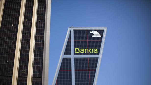 Das Bankia-Logo an einem modernen Bürogebäude in Madrid.