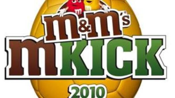 Das Logo für „m&m's mKick 2010“ vor einem goldenen Fußball mit den Maskottchen.