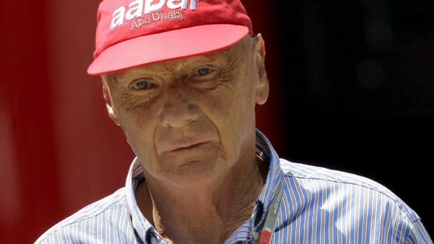 Niki Lauda mit roter Kappe und blau gestreiftem Hemd.