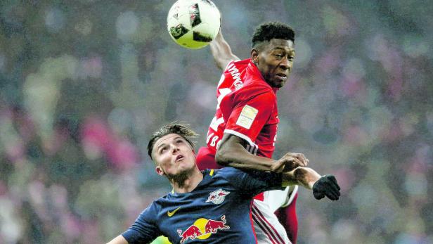 Zwei Fußballspieler kämpfen um den Ball in einem Fußballspiel.