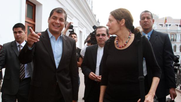 Rafael Correa, ehemaliger Präsident von Ecuador, bei einer Veranstaltung mit einer Frau.