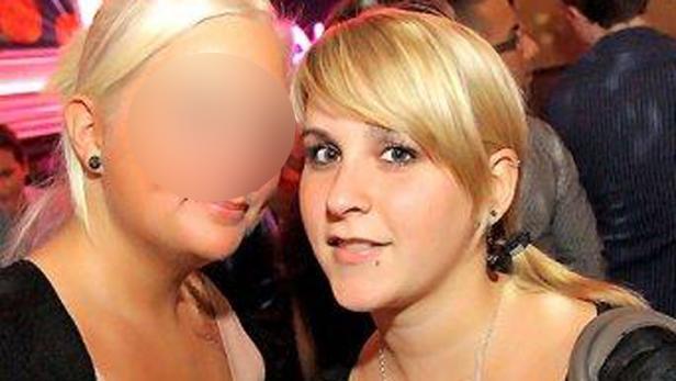 Zwei junge Frauen mit blonden Haaren stehen zusammen.