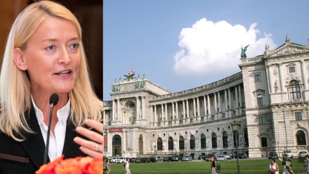 Eine blonde Frau spricht vor dem Hintergrund der Hofburg in Wien.