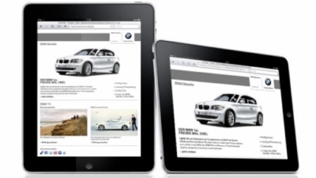 Zwei iPads zeigen die BMW-Website mit einem weißen 1er Modell.