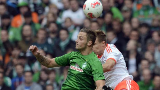 Zwei Fußballspieler kämpfen um einen Ball in einem Fußballspiel.