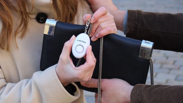 Die österreichische Polizei verteilt insgesamt 6.000 Taschenalarme gratis an Frauen.