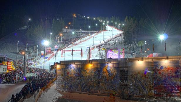 Nächtliches Ski-Weltcup-Rennen mit Zuschauern an der Piste.