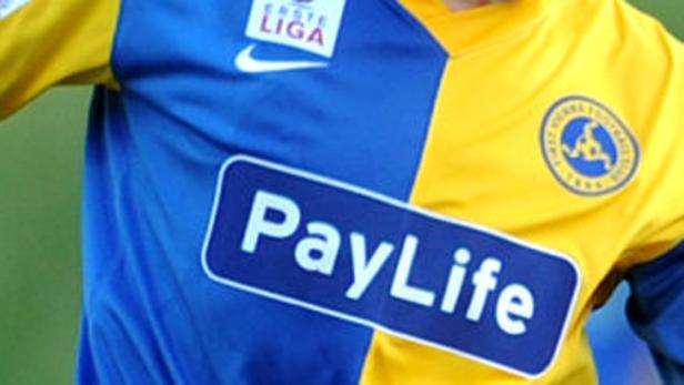 Nahaufnahme eines blau-gelben Fußballtrikots mit dem Sponsorenlogo „PayLife“.