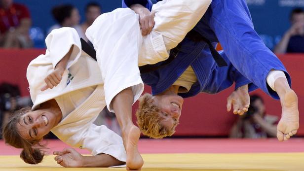 EPAepa03326606 Giulia Quintavalle of Italy (white) fights with Sabrina Filzmoser of Austria in the Women -57 kg Repechage contest at the London 2012 Olympic Games Judo competition, London, Britain, 30 July 2012. EPA/CHRISTOPHE KARABA