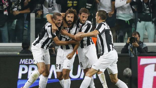 Mehrere Juventus-Spieler umarmen sich auf dem Spielfeld.