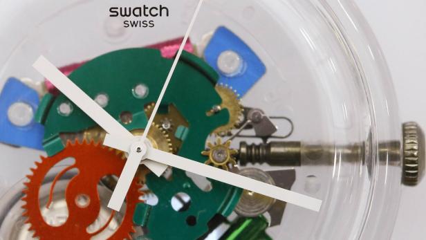 Nahaufnahme einer Swatch-Uhr mit transparentem Gehäuse, das das Uhrwerk freilegt.