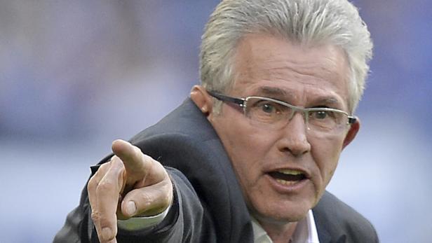 Ein Mann mit Brille gestikuliert mit dem Finger.